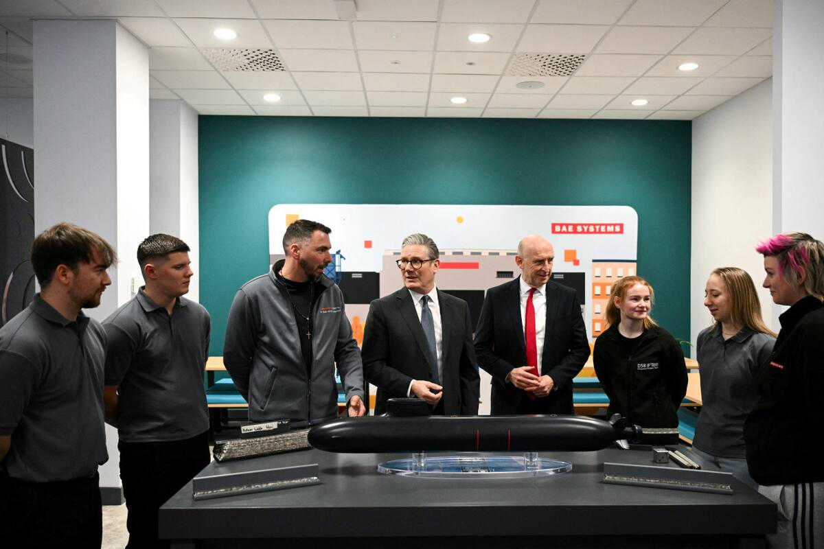 El primer ministro británico, Keir Starmer, en los astilleros Barrow-in-Furness. Foto: Reuters/Oli Scarff
