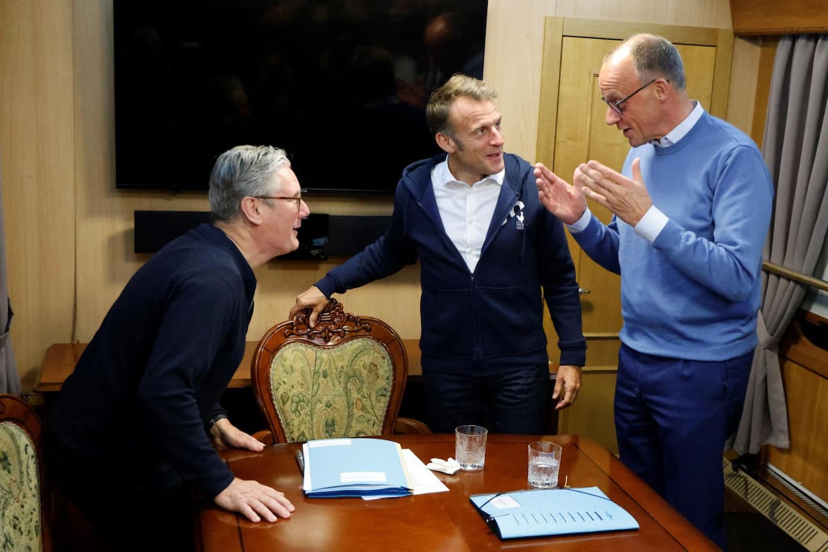 El primer ministro británico, Keir Starmer (izq.), y el presidente francés, Emmanuel Macron (centro), escuchan al canciller alemán, Friedrich Merz. Foto: LUDOVIC MARIN/EFE