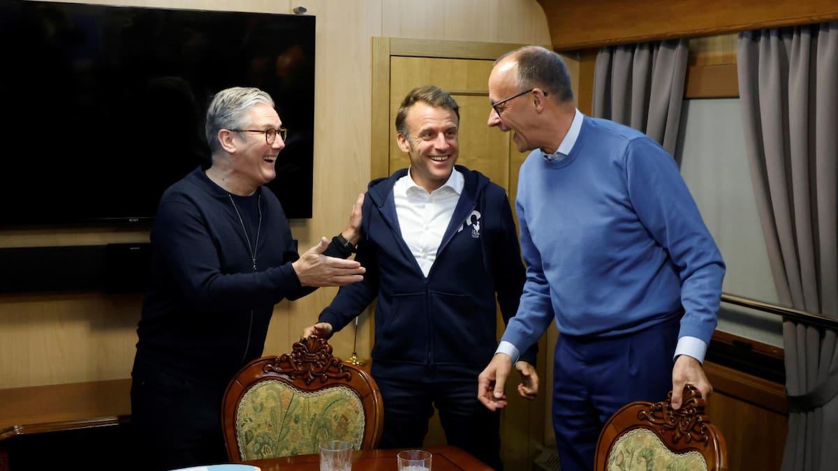 El primer ministro británico, Keir Starmer (izq.), y el presidente francés, Emmanuel Macron (centro), escuchan al canciller alemán, Friedrich Merz. Foto: LUDOVIC MARIN/EFE