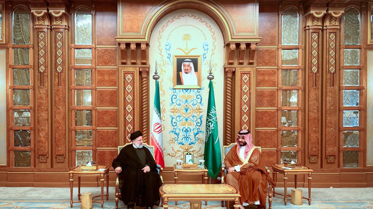 El príncipe saudí Mohammed bin Salman y el líder iraní Ebrahim Raisí. Foto: Reuters.