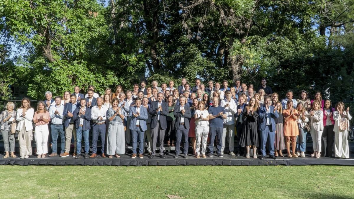 El PRO mostró una foto de unidad con todos sus líderes, en un gesto frente a las tensiones internas de la UCR, NA