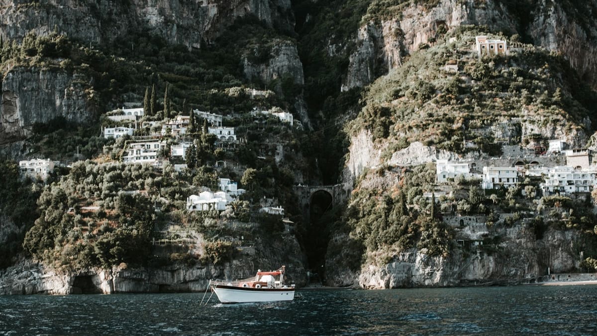 El pueblo más bonito del mundo está en Italia: enamora a los turistas con playas, iglesias y atardeceres soñados