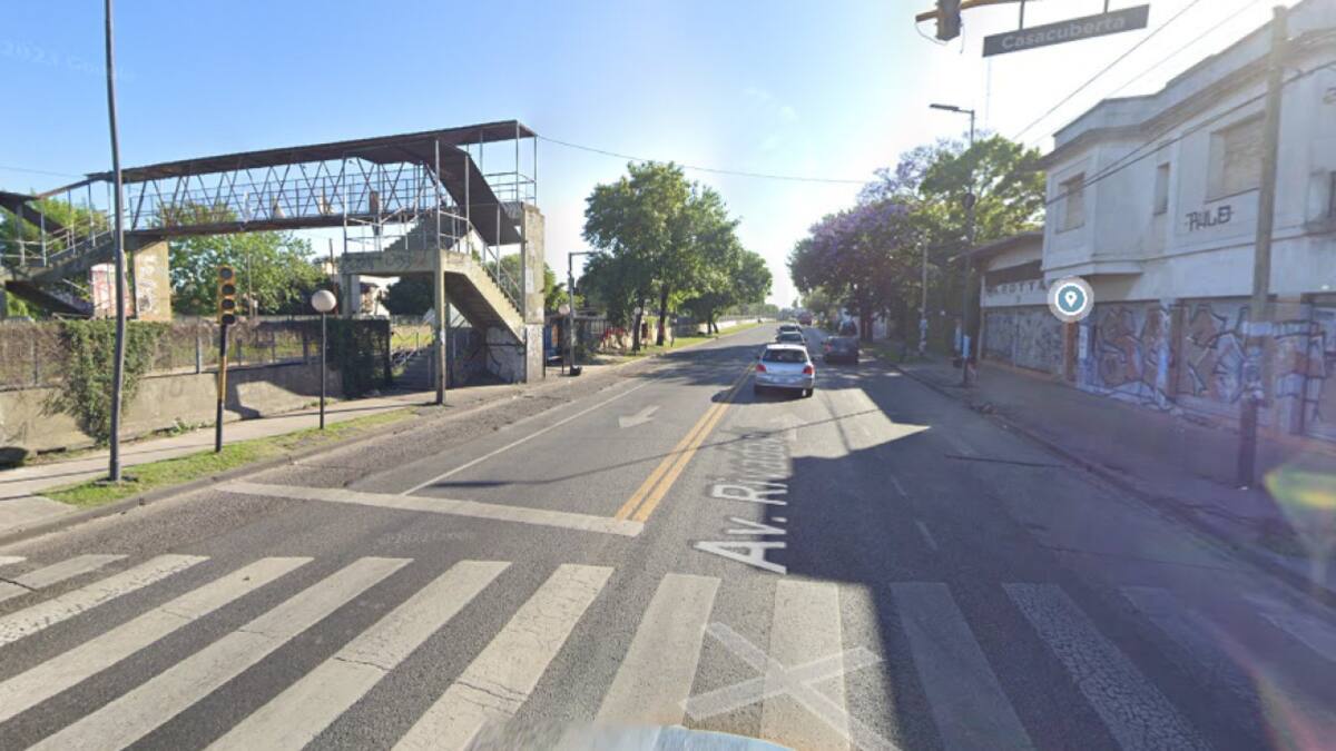 El puente de la intersección entre Rivadavia y Casacuberta, en Castelar. Foto: Google Street View.