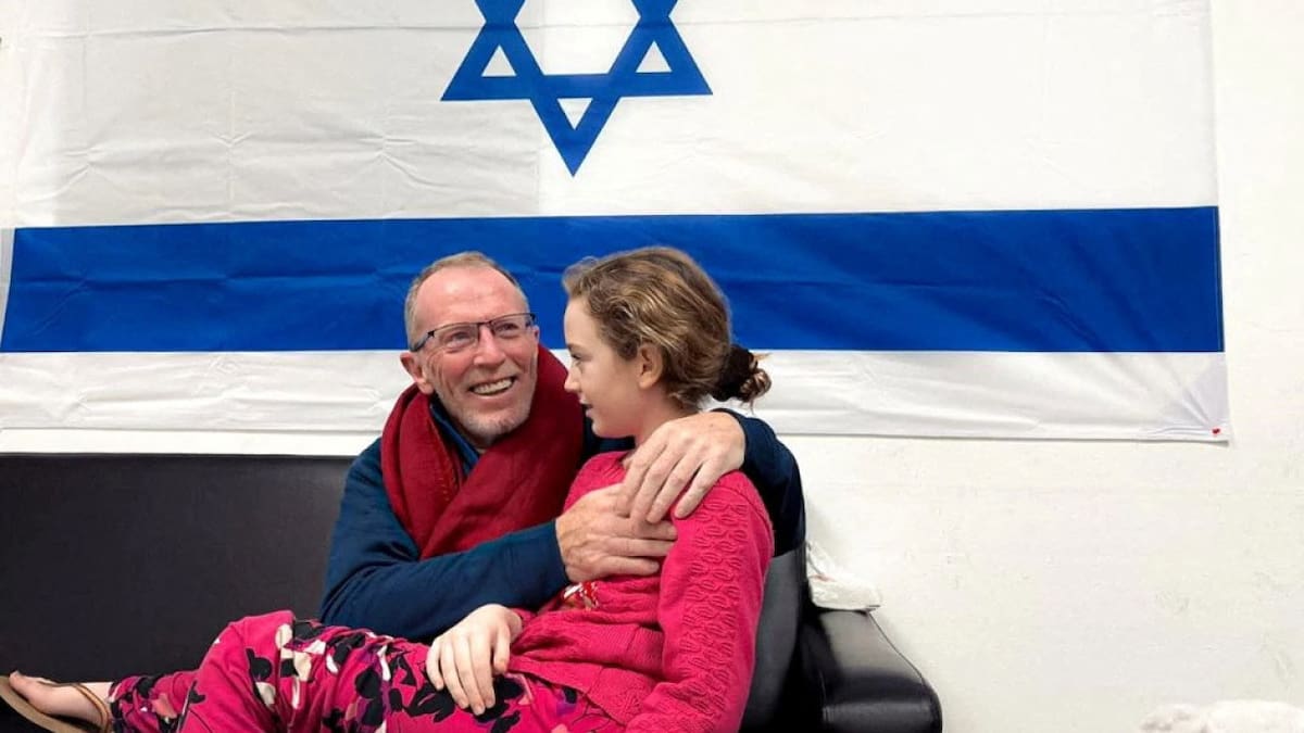 El reencuentro de Emily Hand, israelí-irlandesa secuestrada por Hamás, y su padre. Foto: Reuters