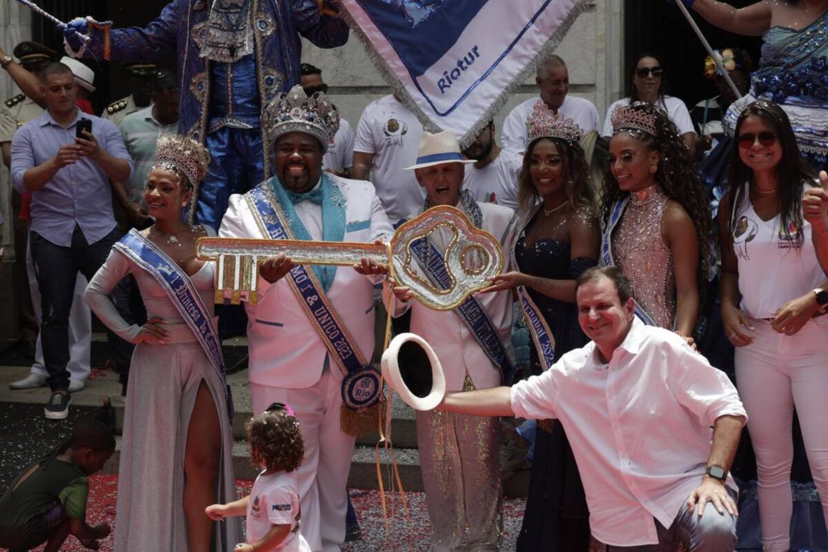 El Rey Momo junto a Paés, alcalde de Rio. Foto Efe.