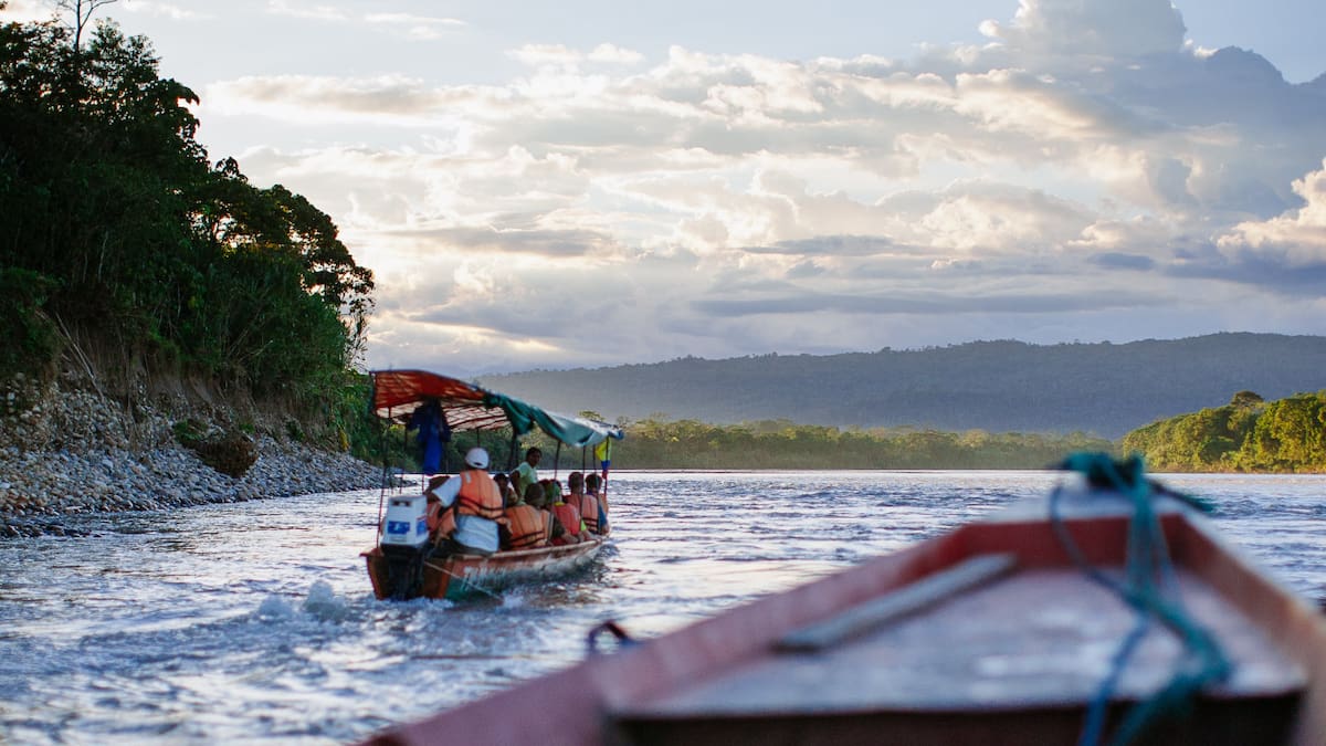 El Río Amazonas solamente puede cruzarse en botes. Foto: Pexels