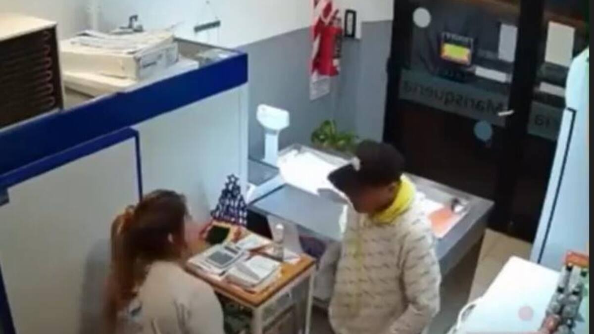 “Hago esto porque lo necesito”: asaltó una pescadería y le pidió un beso a la empleada al huir