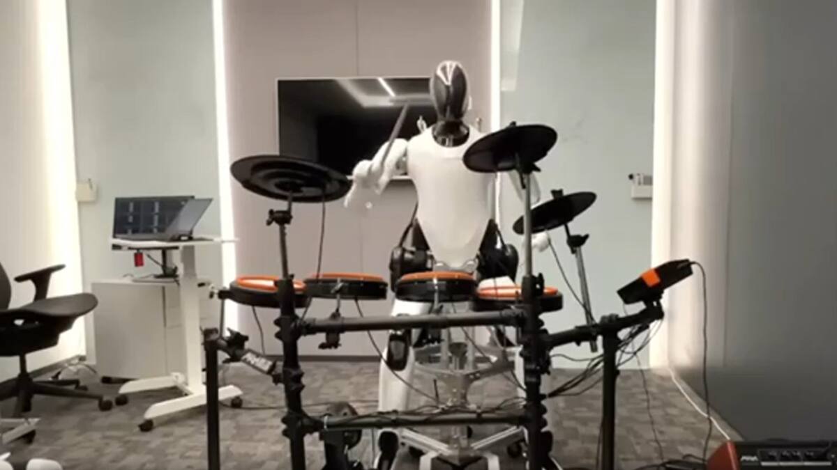 El robot CyberOne de Xiaomi sabe tocar la batería. Foto: Xiaomi.