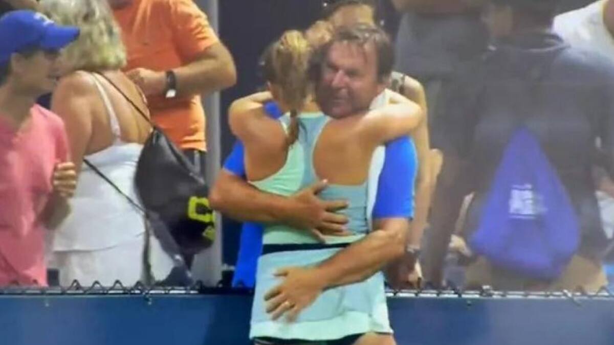 El saludo entre la joven tenista con su padre y su entrenador causó una gran indignación. Foto: captura video