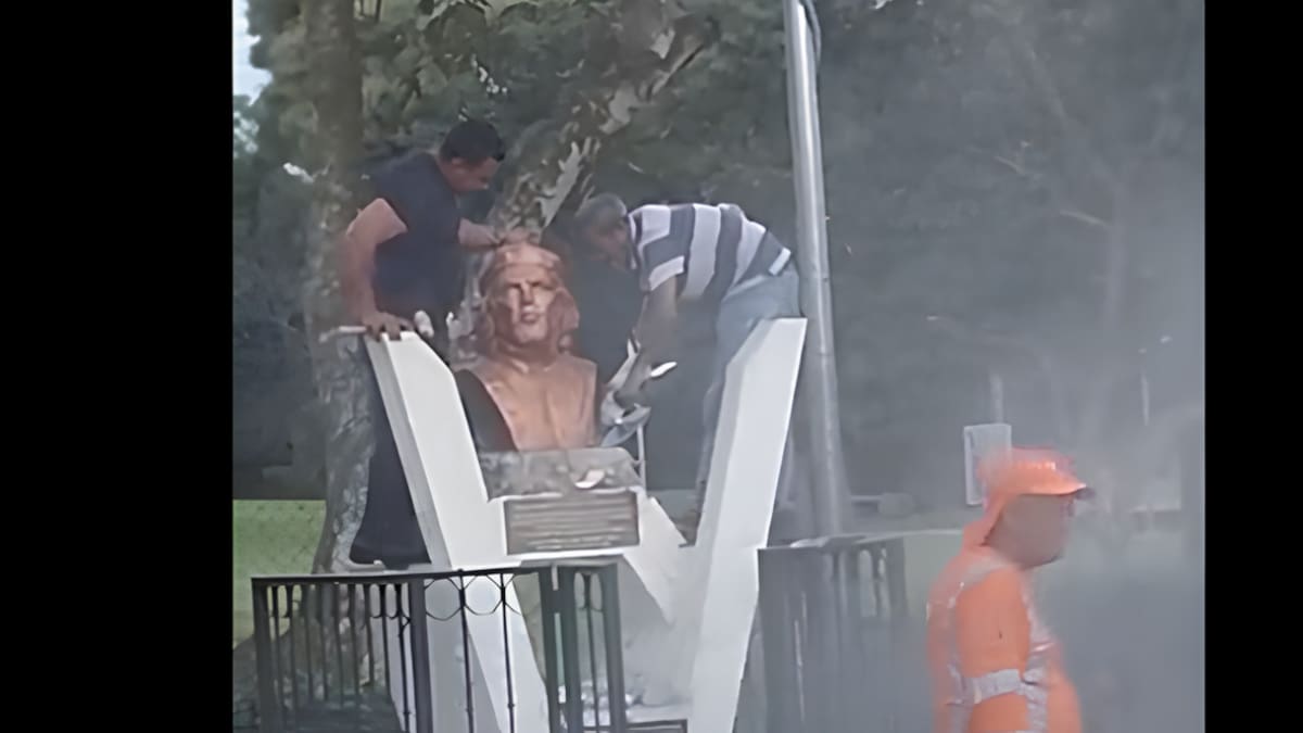 El Salvador: alcalde del partido de Bukele ordenó la destrucción de un monumento al Che Guevara. Foto: Captura de video.