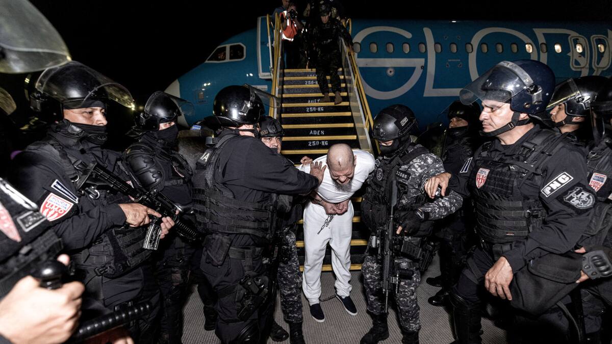 El Salvador recibió a 238 miembros del Tren de Aragua expulsados por Estados Unidos. Foto: Reuters.