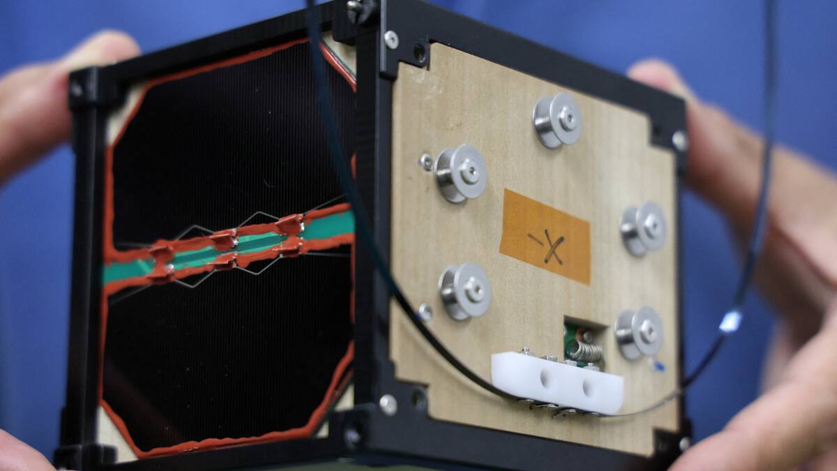 El satélite de madera lanzado al Espacio, LignoSat. Foto: Reuters.