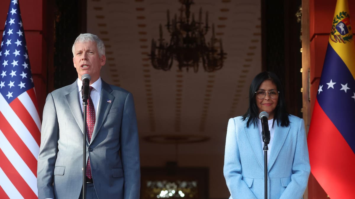 El secretario de Energía de EE.UU., Chris Wright (i), y la mandataria encargada de Venezuela, Delcy Rodríguez