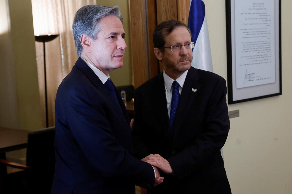 El secretario de Estado estadounidense, Antony Blinken, estrecha la mano del presidente israelí, Isaac Herzog. Foto: Reuters.