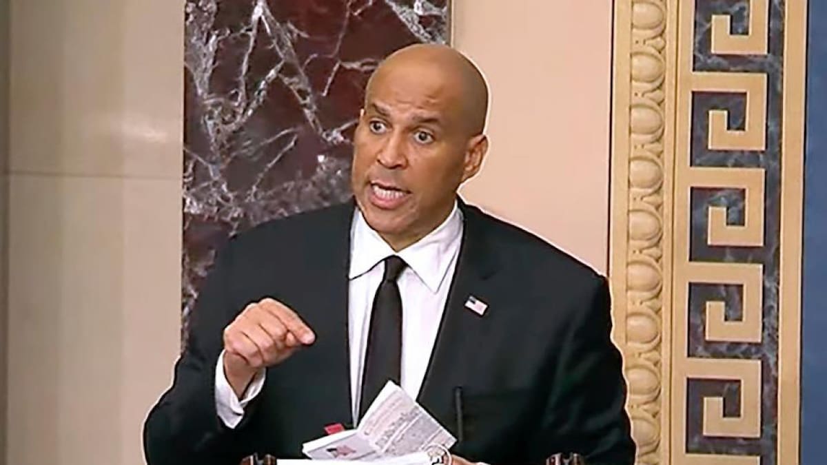 El senador demócrata Cory Booker, quien dio un discurso de más de 25 horas de duración. Foto: X/@PopBase.