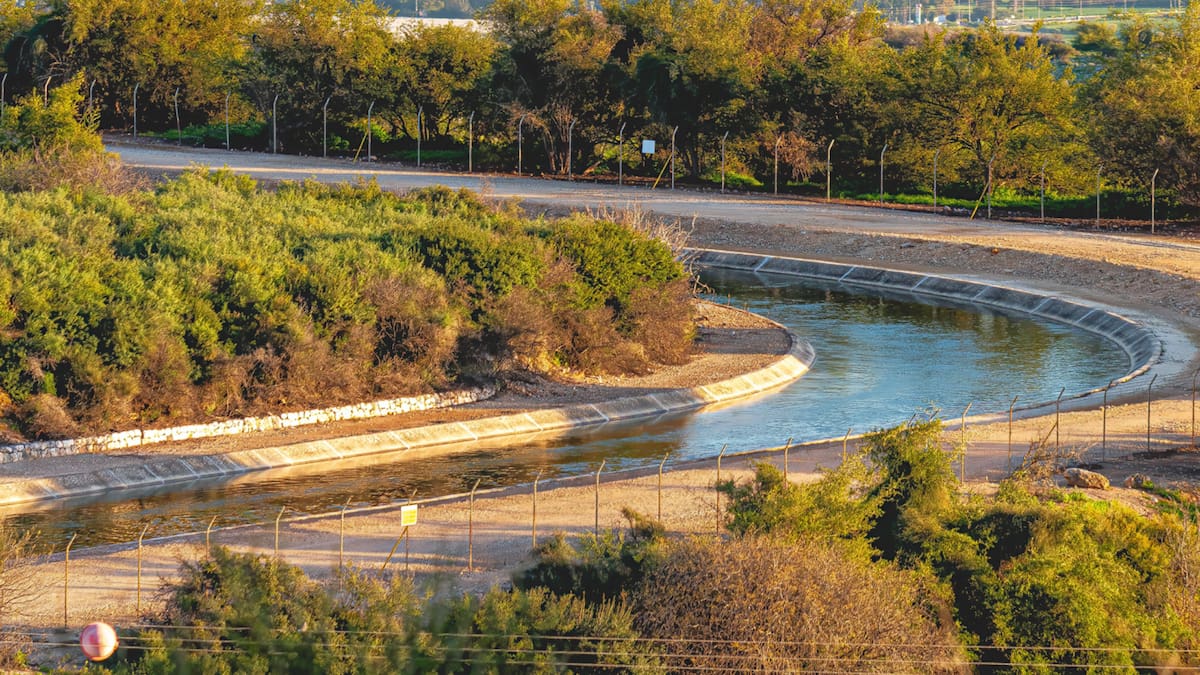 El río artificial que logró lo imposible en pleno desierto de Medio Oriente: impulsó la agricultura y se convirtió en un hito de la ingeniería hidráulica