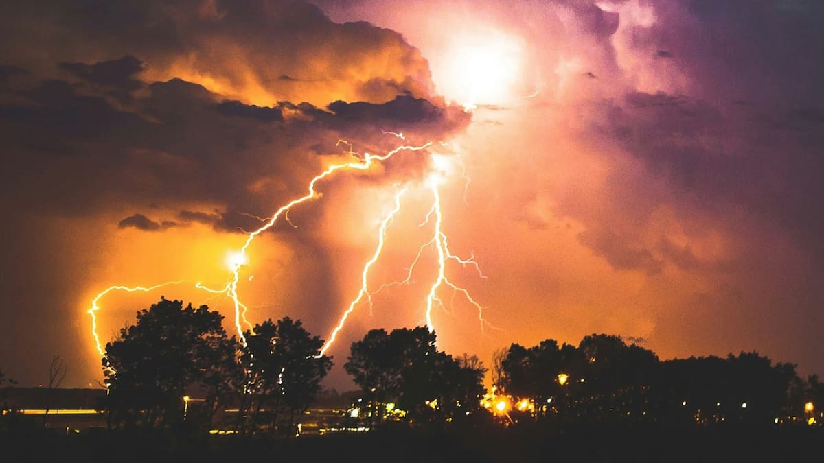 El SMN emitió una advertencia por el ingreso de un sistema de tormentas intensas.