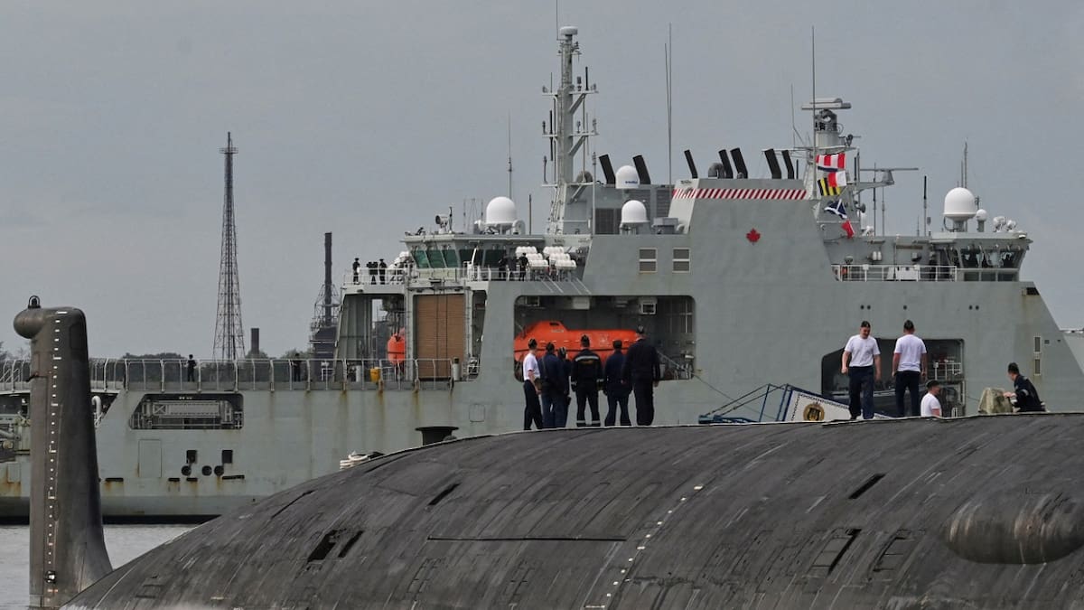 El submarino nuclear ruso Kazan observa la patrulla canadiense HMCS Margaret Brooke; La Habana. Foto: Reuters