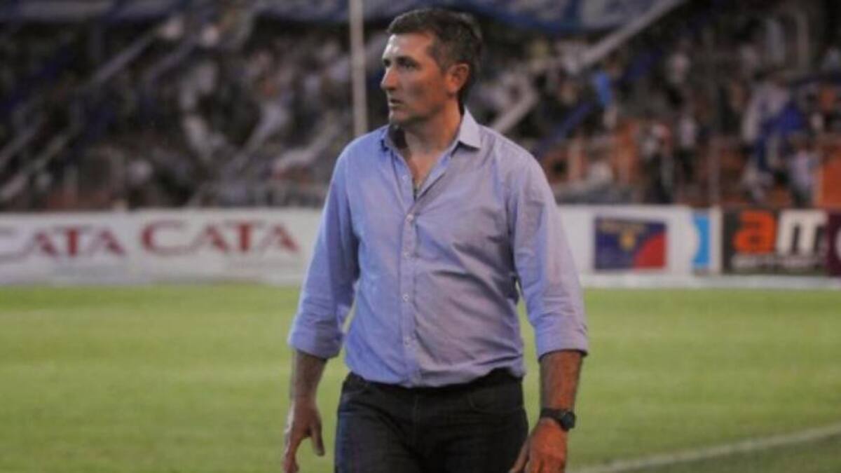 El técnico de Olimpo, Carlos Mayor, NA
