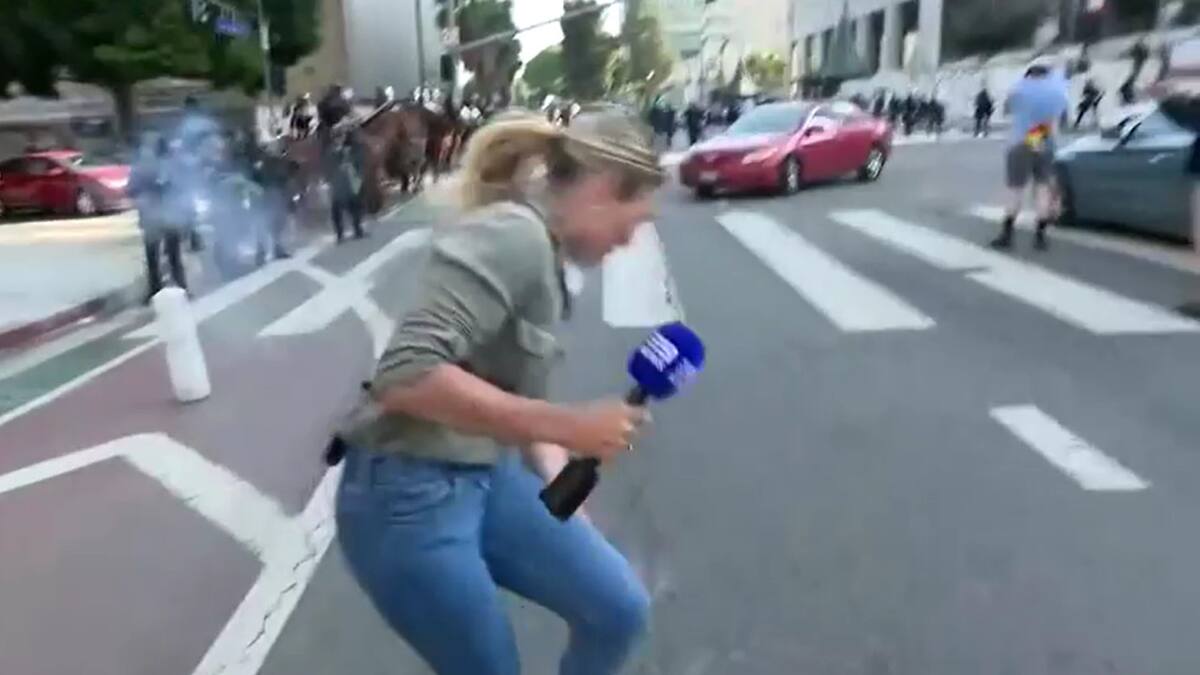 El tenso momento en el que una periodista fue baleada en vivo por la policía.