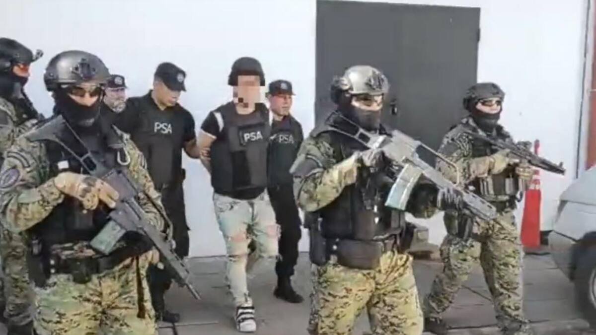 El traslado de los detenidos por la causa de CFK. Foto: captura de video.