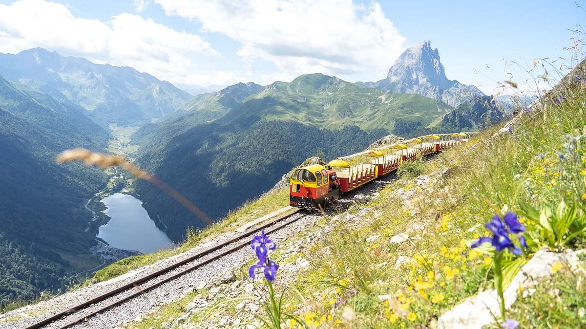De España a Francia: el tren más alto de Europa reabre en mayo y promete una de las mejores escapadas del Pirineo