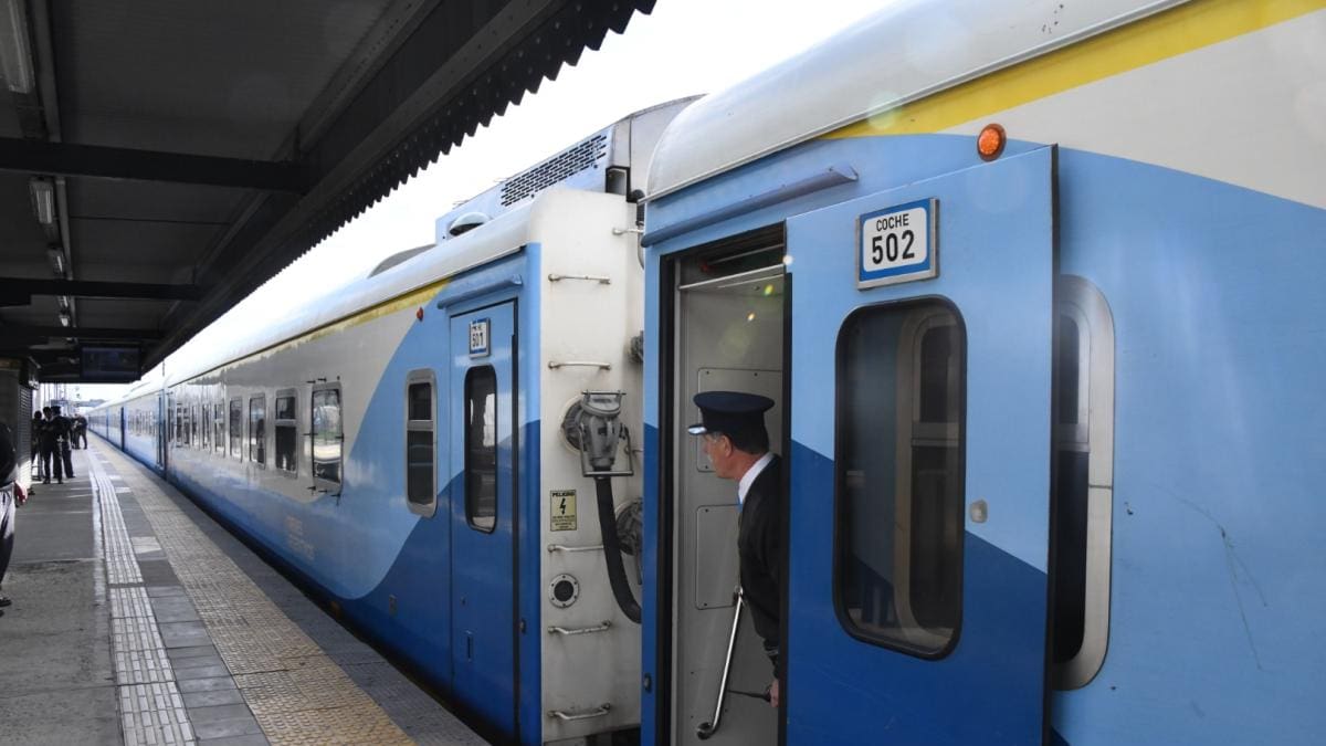El tren más extenso de la Argentina recorre cuatro provincias en 32 horas.