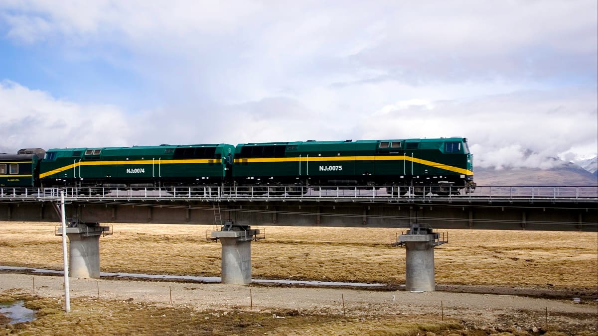Paisajes únicos a más de 5.000 metros de altura: así es el tren con la ruta ferroviaria más alta y extrema del planeta