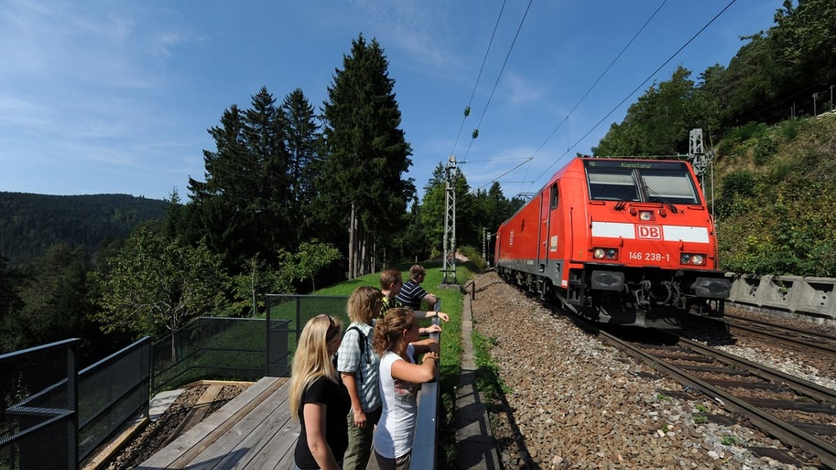 El tren turístico más espectacular de Alemania: atraviesa la imponente Selva Negra y pasa por 39 túneles de montaña