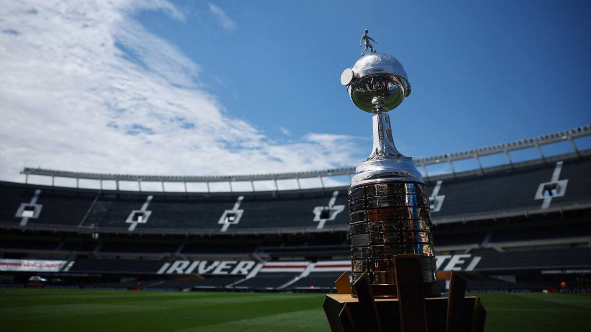 El trofeo de la Copa Libertadores en el Monumental. Foto: Reuters