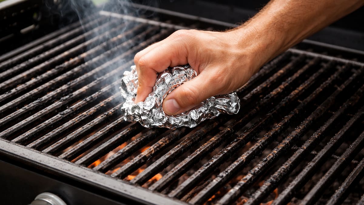 El truco para limpiar la parrilla con papel aluminio.