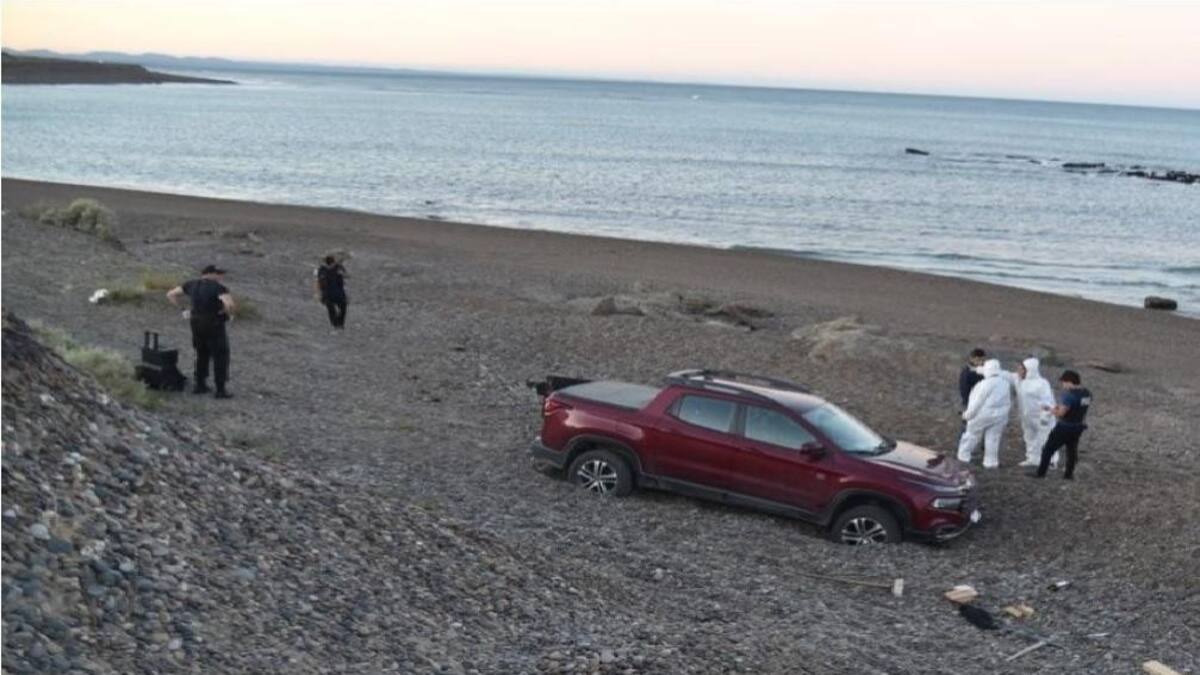 El vehículo encontrado en Caleta Olivia. Foto: NA.
