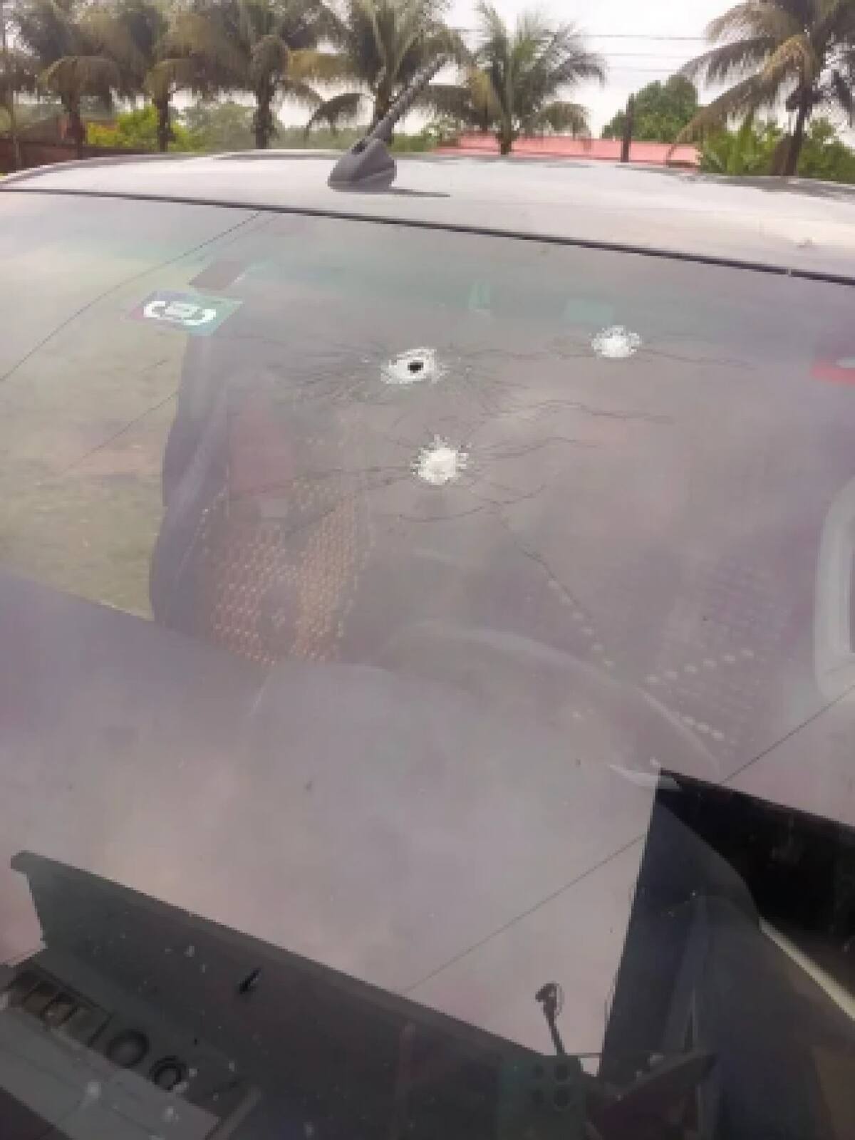 El vidrio con disparos de la camioneta donde se trasladaba Evo Morales. Foto: Captura.