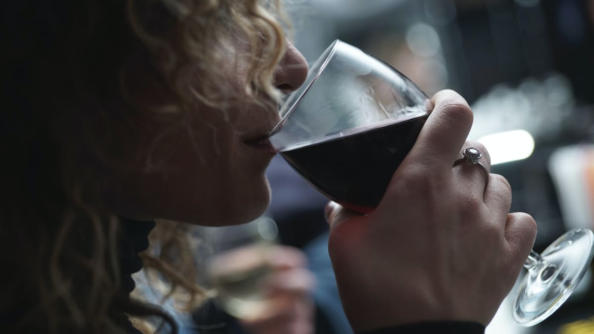 El vino puede generar manchas en la ropa o alfombras. Foto: Unsplash.