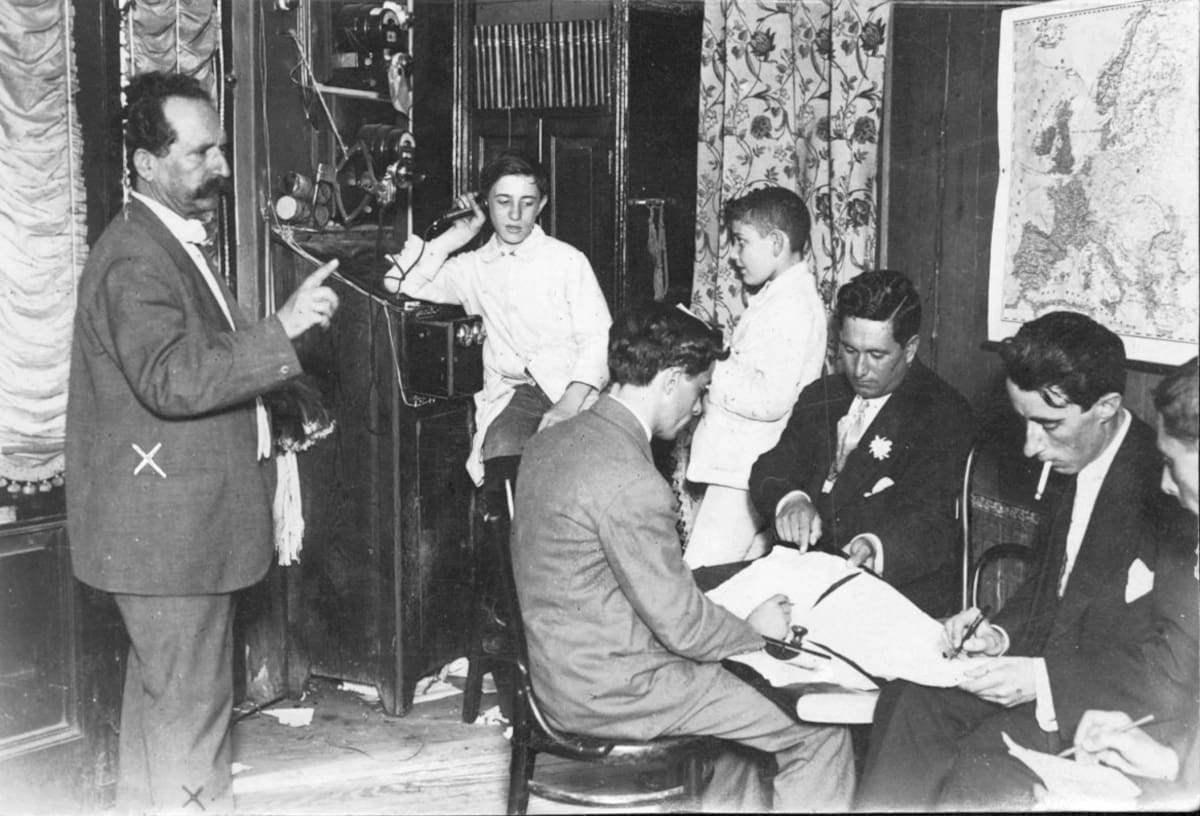 Elecciones en Santa Fe, 1916. Esperando el escrutinio en agencia "La Nación". Foto: AGN