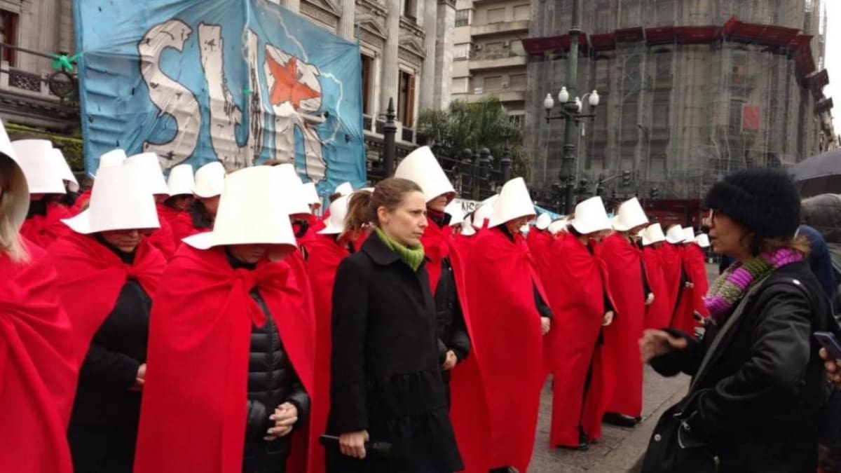 Elena Roger apoyó el aborto legal con cien "criadas" en el Congreso