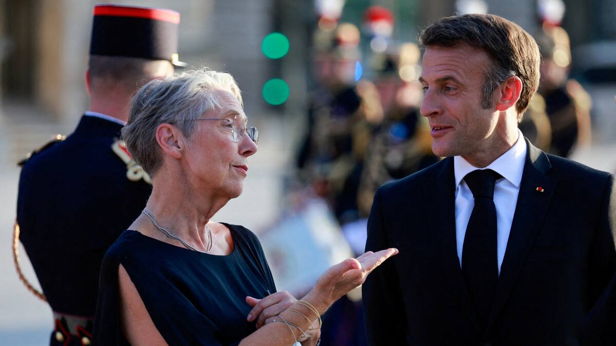 Élisabeth Borne y Emmanuel Macron. Foto: Reuters.