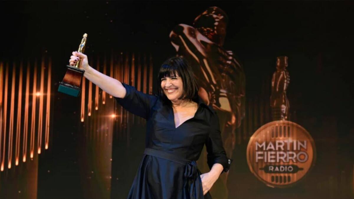 Elizabeth “La Negra” Vernaci con el Martín Fierro de Radio de Oro 2019