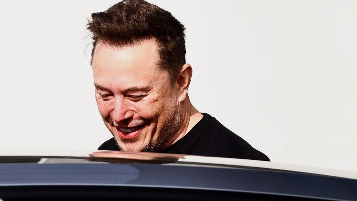 Elon Musk visitó una fábrica de Tesla en Alemania. Foto: EFE.