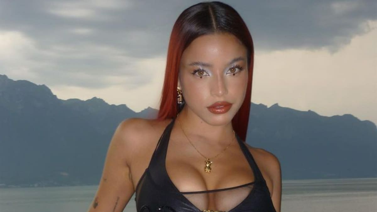 Emilia Mernes reveló el paso a paso para colocarse los icónicos brillos en los ojos: te lo mostramos