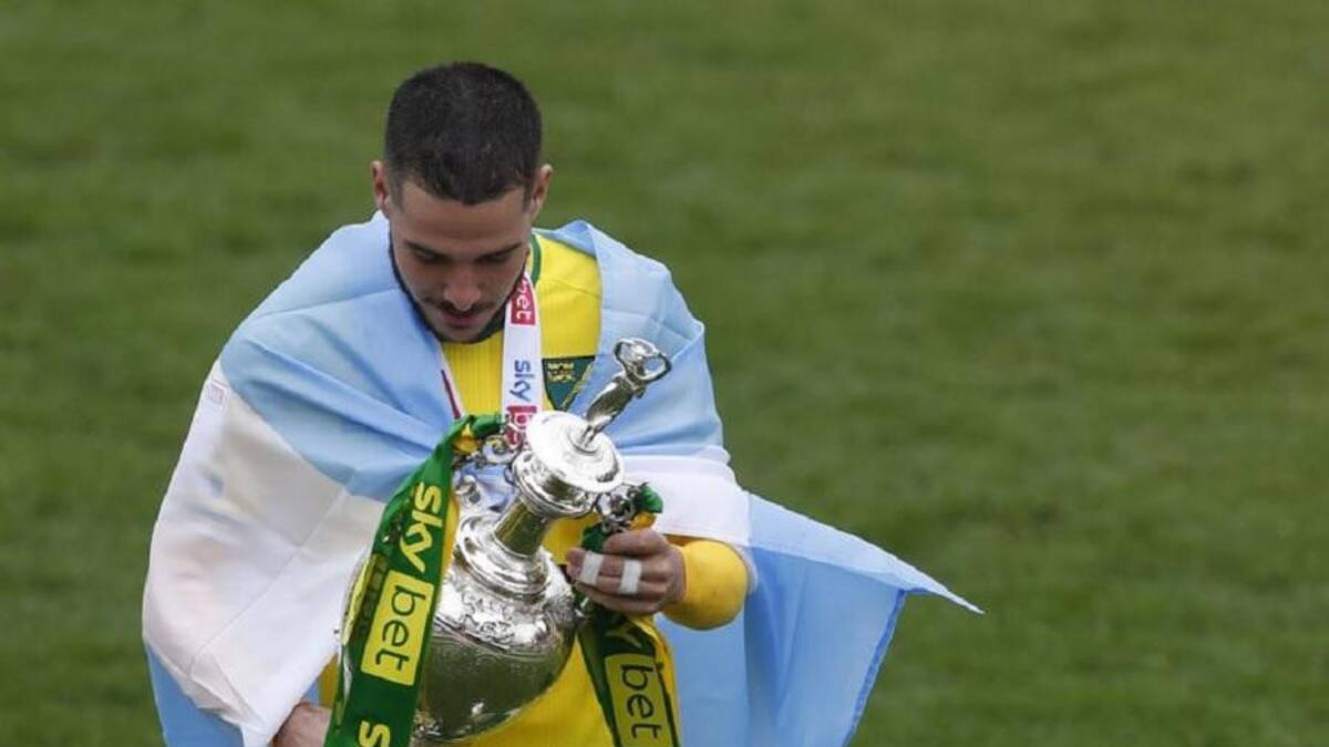 Emiliano Buendía, con el trofeo de la Championship, Reuters