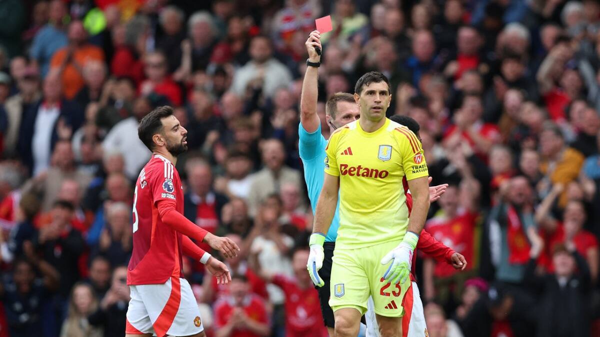 Emiliano "Dibu" Martínez fue expulsado ante Manchester United. Foto: Reuters (Craig Brough)