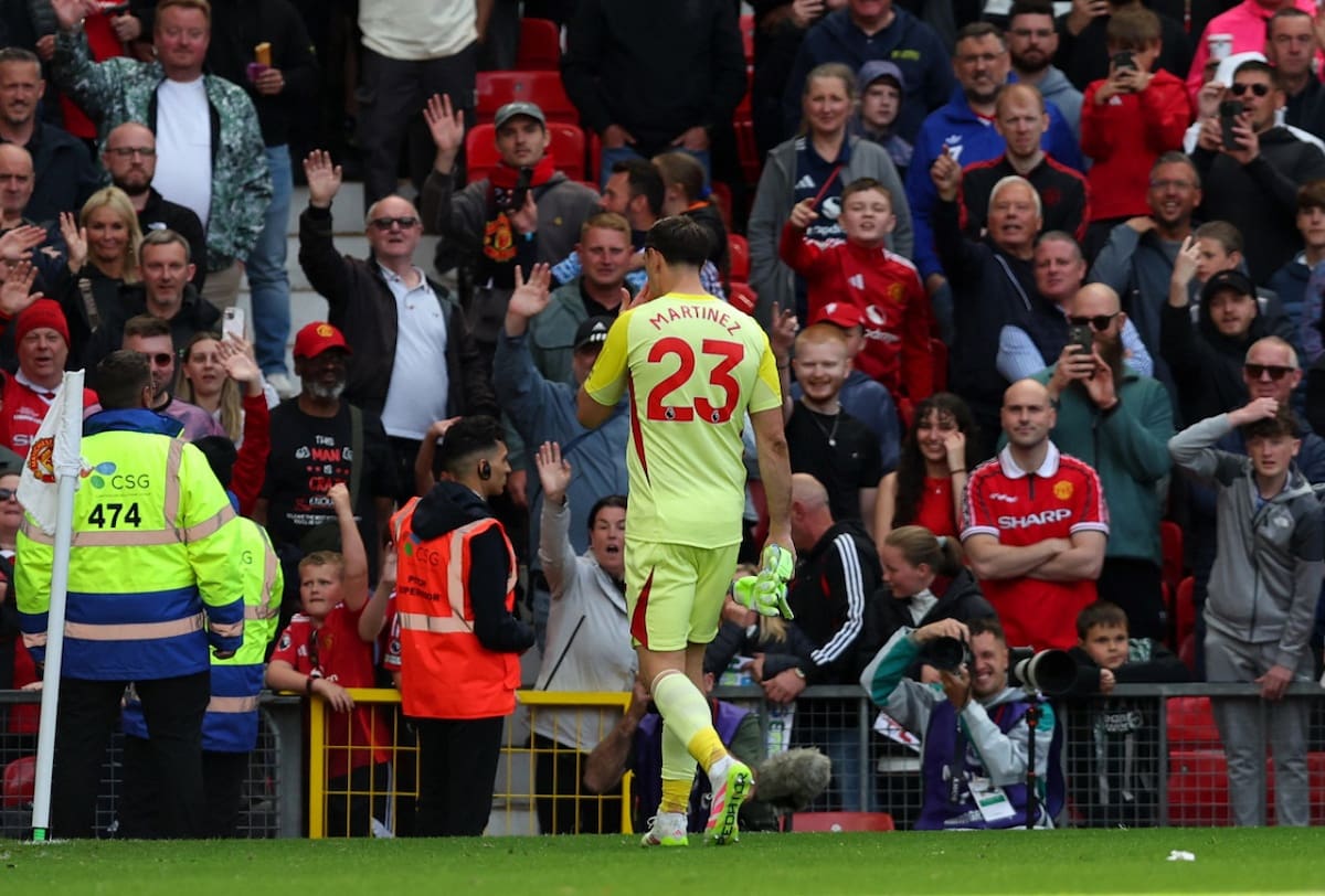 Emiliano "Dibu" Martínez fue expulsado ante Manchester United. Foto: Reuters (Craig Brough)
