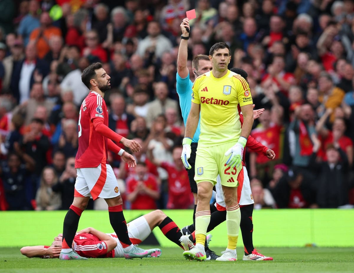 Emiliano "Dibu" Martínez fue expulsado ante Manchester United. Foto: Reuters (Craig Brough)