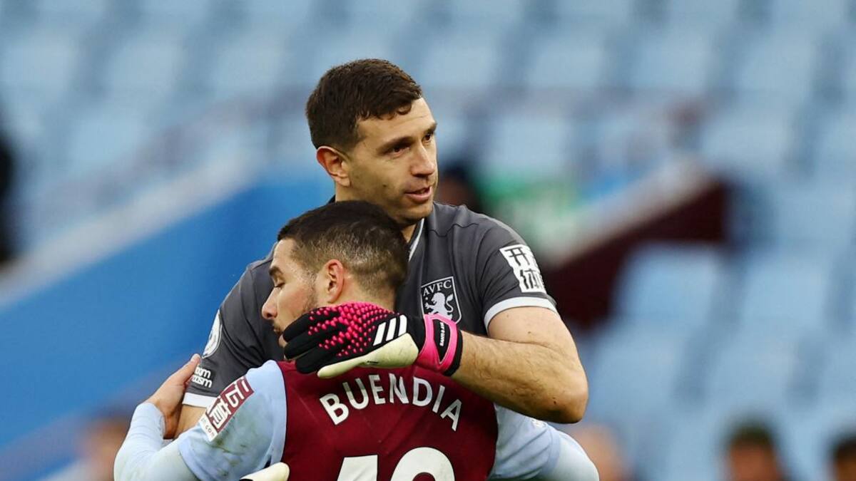 Emiliano Martínez y Emiliano Buendia en el Aston Villa. Foto: REUTERS.