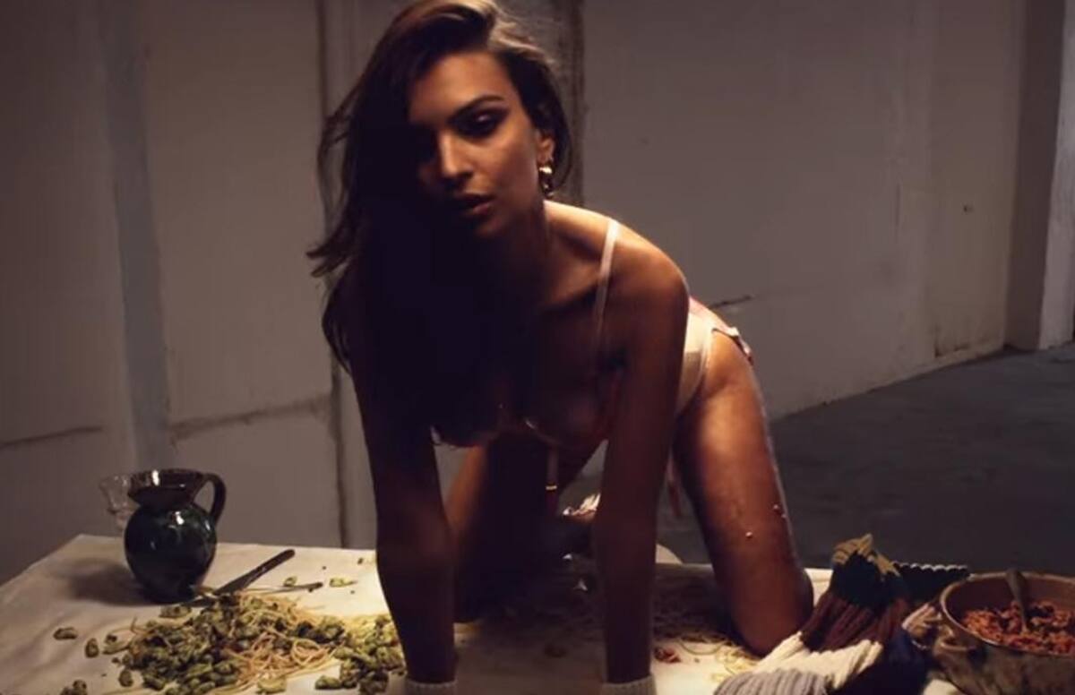 Emily Ratajkowski - Video hot para Navidad