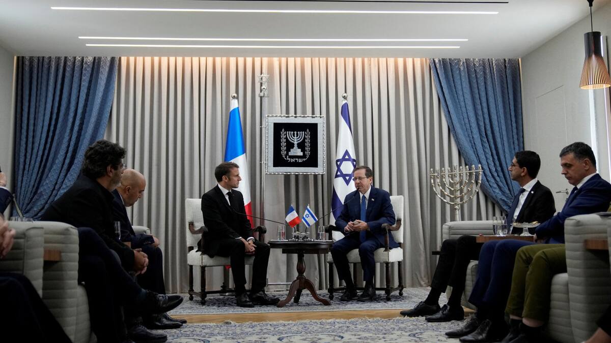 Emmanuel Macron e Isaac Herzog en Israel. Foto: Reuters.
