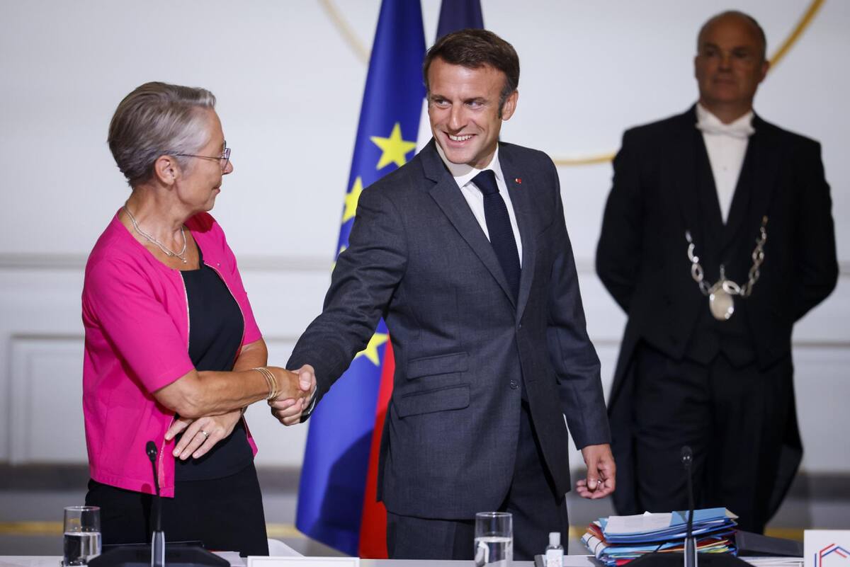 Emmanuel Macron junto a Élisabeth Borne, la primer ministra de Francia. Foto: EFE.