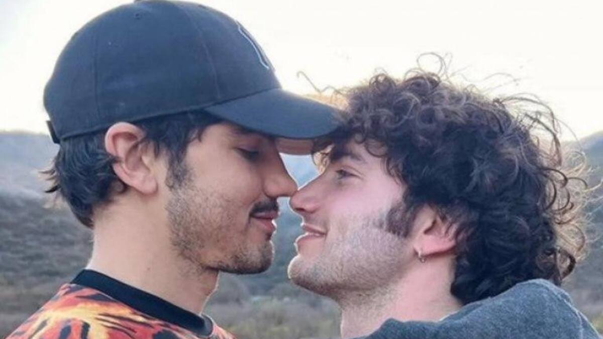 El protagonista de ATAV 2 encontró el amor en el set: las románticas postales de Toni Gelabert y Santiago Talledo