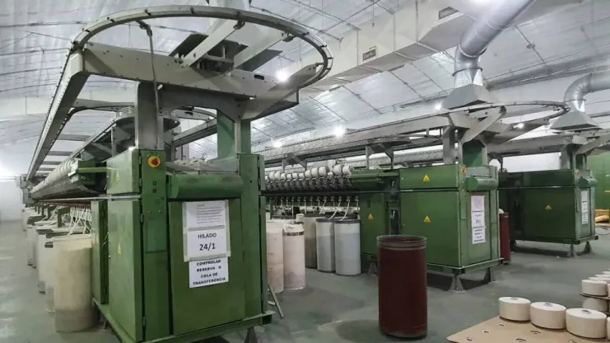 Un empresario textil lloró luego de cerrar su fábrica y despedir a 120 empleados: “Son 50 años tirados a la basura”